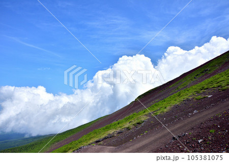 富士山登山道吉田ルート六合目～七合目風景　富士登山 105381075