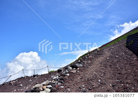 富士山登山道吉田ルート六合目～七合目風景　富士登山 105381077