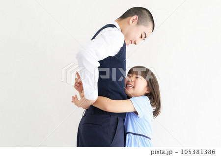 仲がいい兄と妹 ファミリー ポートレート 仲がいい兄と妹 ファミリー ポートレート 105381386