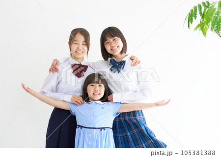 仲がいい3姉妹　ファミリー　ポートレート 105381388