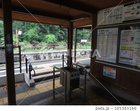 姫新線上月の駅舎からプラットホームを見た所、改札口、料金箱、壁の掲示物が見える 姫新線上月の駅舎からプラットホームを見た所、改札口、料金箱、壁の掲示物が見える 105383160