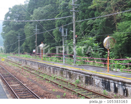 姫新線上月駅のプラットホームの風景 姫新線上月駅のプラットホームの風景 105383163
