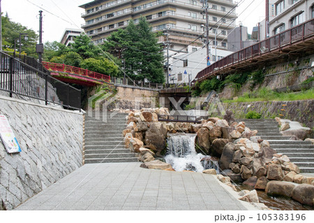 神戸市の有馬温泉。有馬川ににある親水公園 105383196