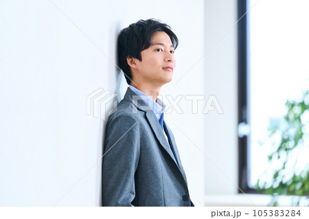 若い男性　メンズファッション　 105383284
