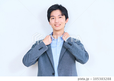若い男性　メンズファッション　 105383288