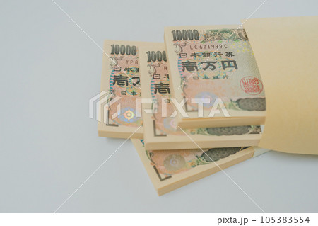 給料袋に入った札束 105383554