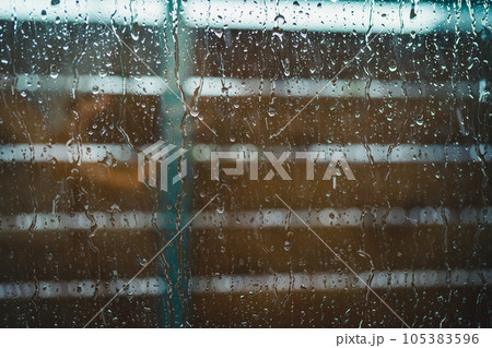 雨で濡れた家の窓ガラス 雨で濡れた家の窓ガラス 105383596