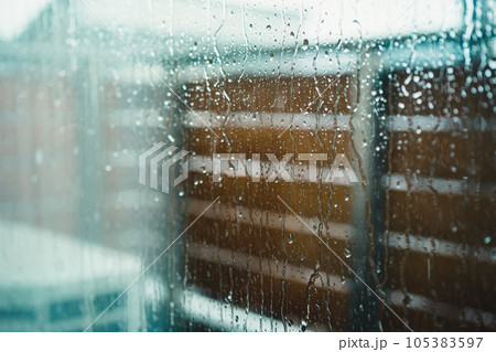雨で濡れた家の窓ガラス 105383597