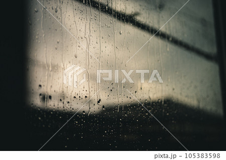 雨で濡れた家の窓ガラス 105383598