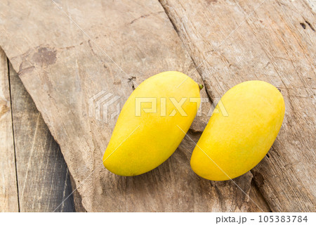 Ripe mango on the wooden floor 105383784