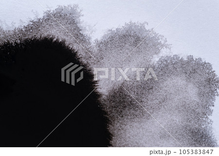 滲む黒いインク 滲む黒いインク 105383847