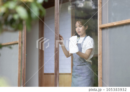 古民家の窓を拭く若い女性 古民家の窓を拭く若い女性 105383932