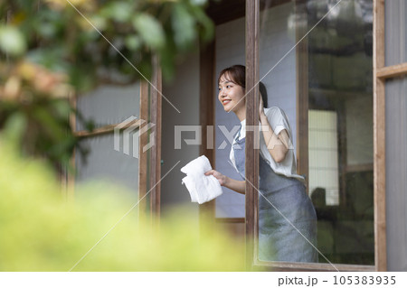 古民家の窓を拭く若い女性 古民家の窓を拭く若い女性 105383935