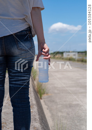 冷たい水を持つ 105384128