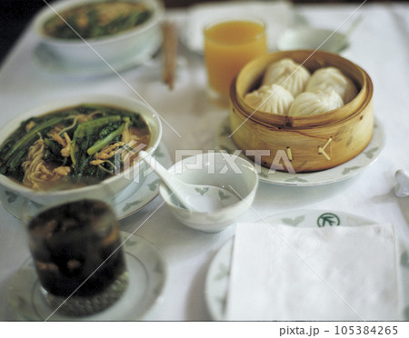 北京のレストランでの昼食 105384265