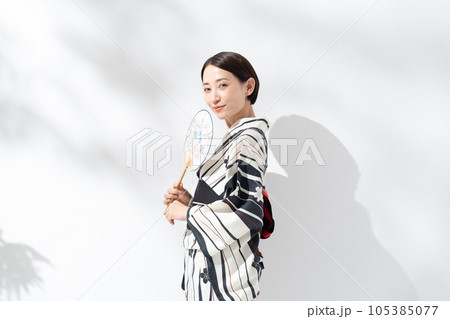 浴衣の女性 105385077