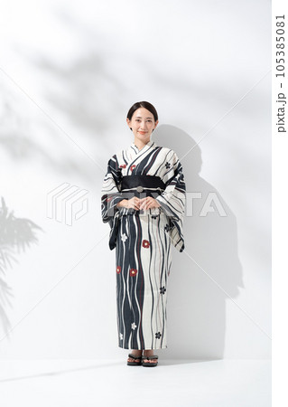 浴衣の女性　全身 105385081