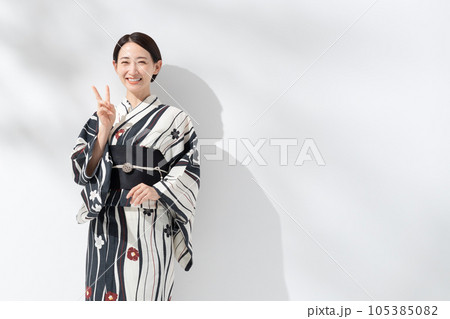 浴衣の女性　ピース 105385082