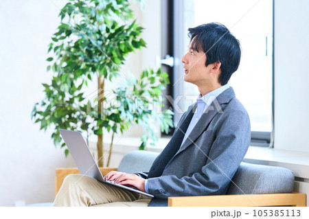 ビジネスカジュアルの若い男性　フリーアドレス　ロビー 105385113