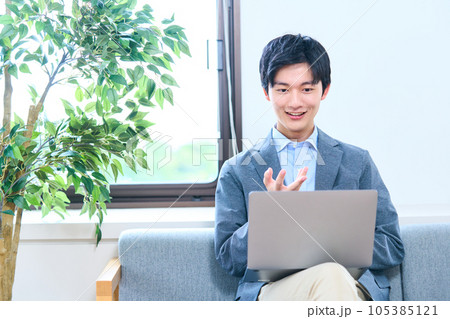 ビジネスカジュアルの若い男性 ズーム会議 授業 ビジネスカジュアルの若い男性 ズーム会議 授業 105385121