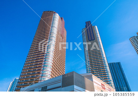 日本の川崎都市景観　武蔵小杉駅前のタワーマンション群などを望む 105385559