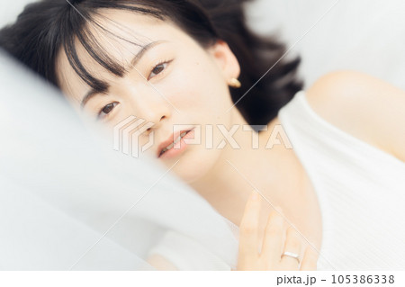 ナチュラルビューティな女性 105386338