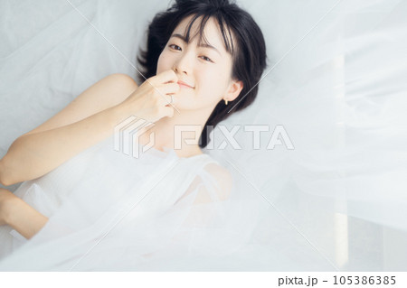 ナチュラルビューティな女性 105386385
