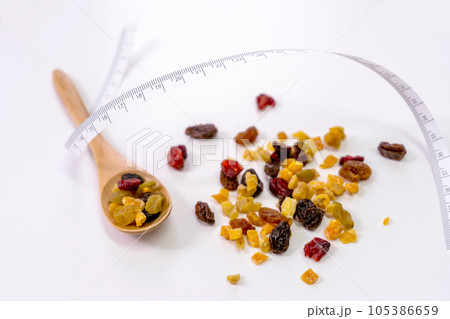 ドライフルーツ木のスプーンとメジャー ダイエットイメージ ドライフルーツ木のスプーンとメジャー ダイエットイメージ 105386659