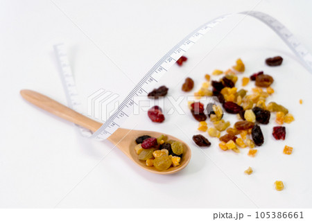 ドライフルーツ木のスプーンとメジャー　ダイエットイメージ 105386661