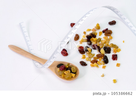 ドライフルーツ木のスプーンとメジャー　ダイエットイメージ 105386662
