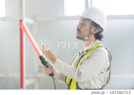 倉庫の中で誘導する警備員など 倉庫の中で誘導する警備員など 105386723