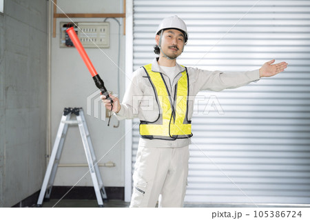 倉庫の中で誘導する警備員など 安全ベスト付き 倉庫の中で誘導する警備員など 安全ベスト付き 105386724