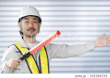 倉庫の中で誘導する警備員や作業員など　安全ベスト付き 105386729