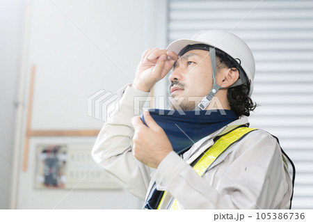 工事現場で働く作業員 作業着姿で汗をかく男性 熱中症予防もご安全にの