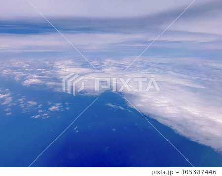 飛行機機内からの空 飛行機機内からの空 105387446