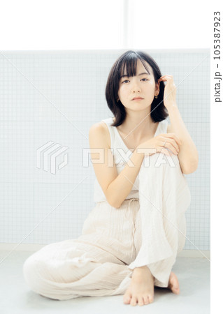 ナチュラルビューティな女性 105387923