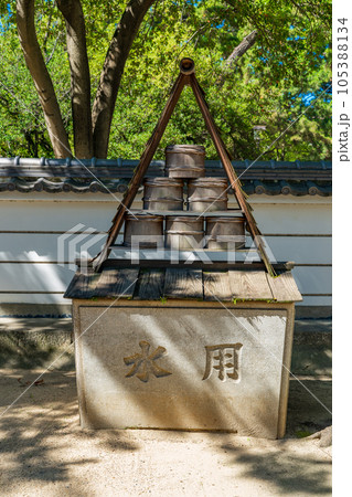 兵庫県西宮市　西宮神社にある天水桶 105388134