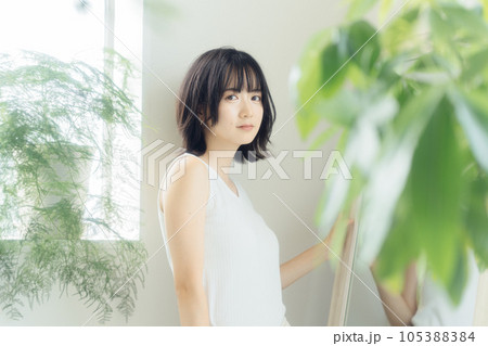ナチュラルビューティな女性 105388384