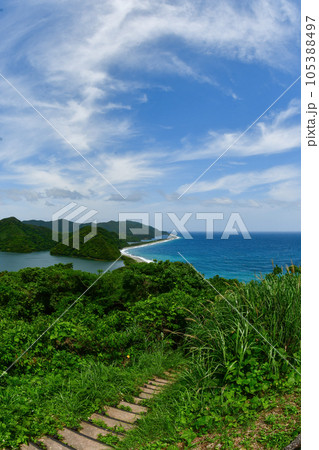 夏の青空の広がる甑島の美しい青い海 夏の青空の広がる甑島の美しい青い海 105388497