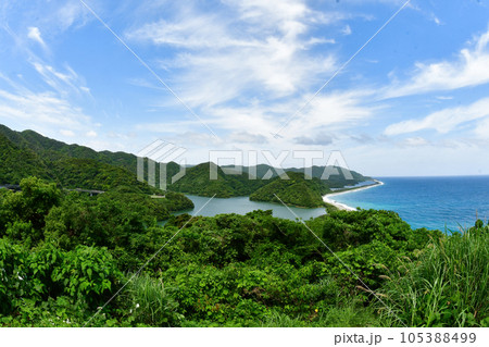 夏の青空の広がる甑島の美しい青い海 夏の青空の広がる甑島の美しい青い海 105388499