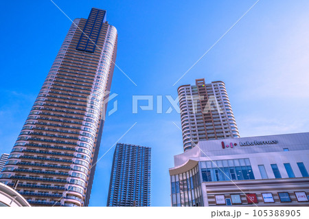 日本の川崎都市景観　夏。武蔵小杉駅前のタワーマンション群などを望む 105388905