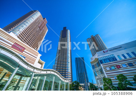 日本の川崎都市景観 夏。武蔵小杉駅前のタワーマンション群などを望む 日本の川崎都市景観 夏。武蔵小杉駅前のタワーマンション群などを望む 105388906