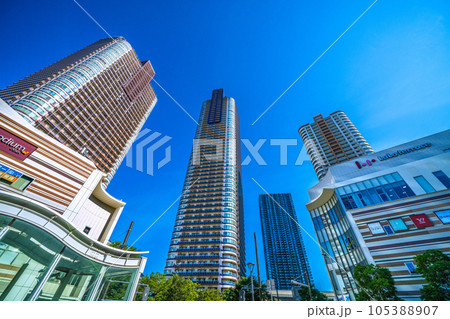 日本の川崎都市景観 夏。武蔵小杉駅前のタワーマンション群などを望む 日本の川崎都市景観 夏。武蔵小杉駅前のタワーマンション群などを望む 105388907