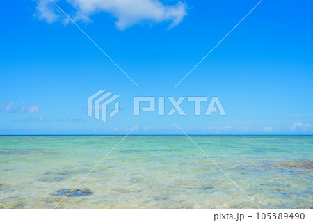 透き通った美しい沖縄の青い海 透き通った美しい沖縄の青い海 105389490