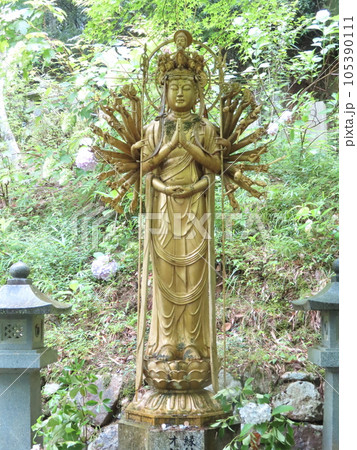 集鳥山清林寺にある黄金の縁結び千手観音像、背景が緑の木々で美しい、開運画像にピッタリ 集鳥山清林寺にある黄金の縁結び千手観音像、背景が緑の木々で美しい、開運画像にピッタリ 105390111