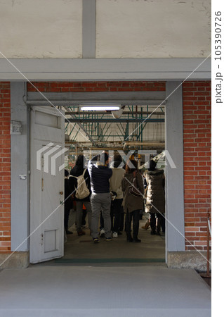 富岡製糸場の観光客 105390726