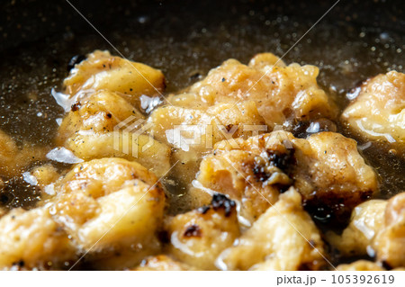 残った焼鳥(ぼんじり)リメイク調理シーン。卵とじするためだし汁の入ったフライパンで煮る。 105392619