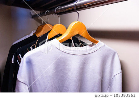 木製ハンガーにかけられた洋服 105393563