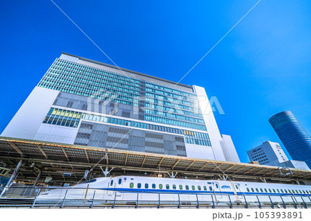 日本の横浜都市景観 夏・猛烈な暑さ…。新横浜駅や新幹線、横浜プリンスホテルなどを望む 105393891