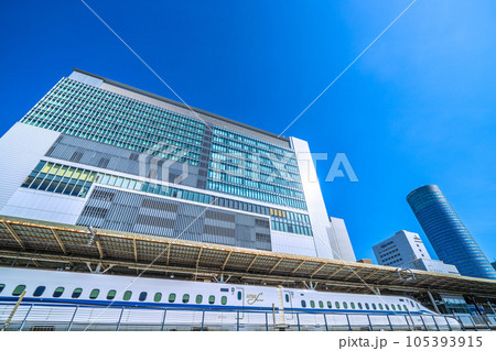 日本の横浜都市景観 夏・猛烈な暑さ…。新横浜駅や新幹線、横浜プリンスホテルなどを望む 日本の横浜都市景観 夏・猛烈な暑さ…。新横浜駅や新幹線、横浜プリンスホテルなどを望む 105393915